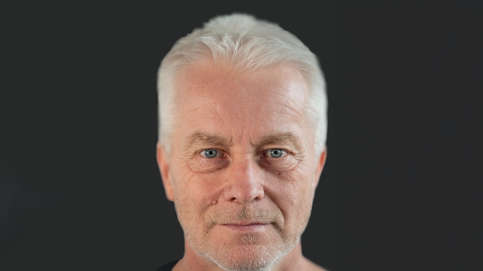 Ein Portrait des Künstlers vor schwarzem Hintergrund