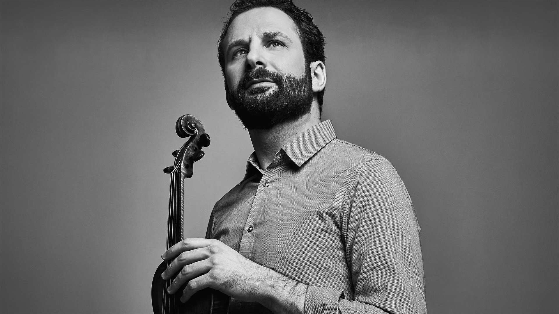 Schwarz-weiss Bild von Ilya Gringolts mit Instrument