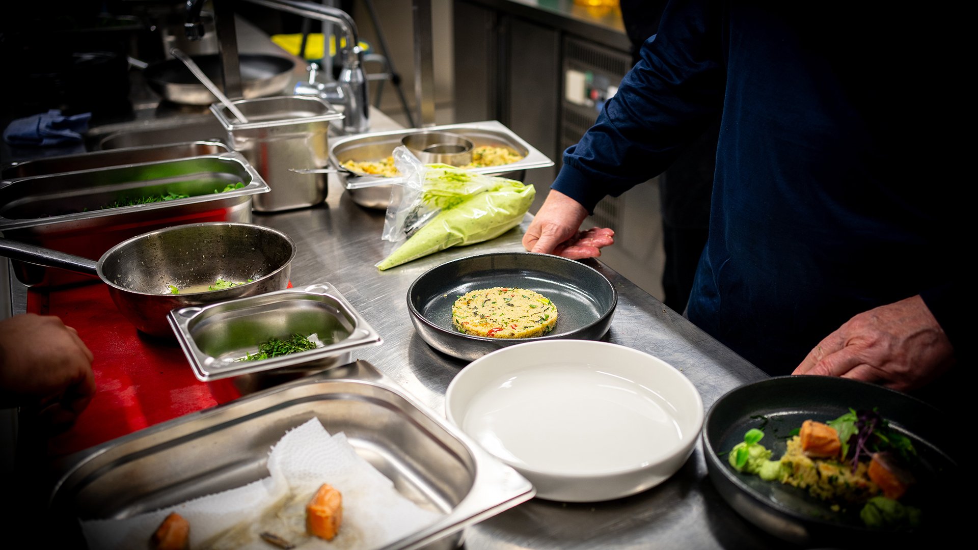 Verschieden Gerichte in einer Küche