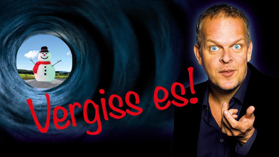 Ein Foto für das Event ‚Karsten Kaie – Vergiss es!‘, mit einer Collage des Künstlers, roter Typografie und einer Weihnachtsfigur.