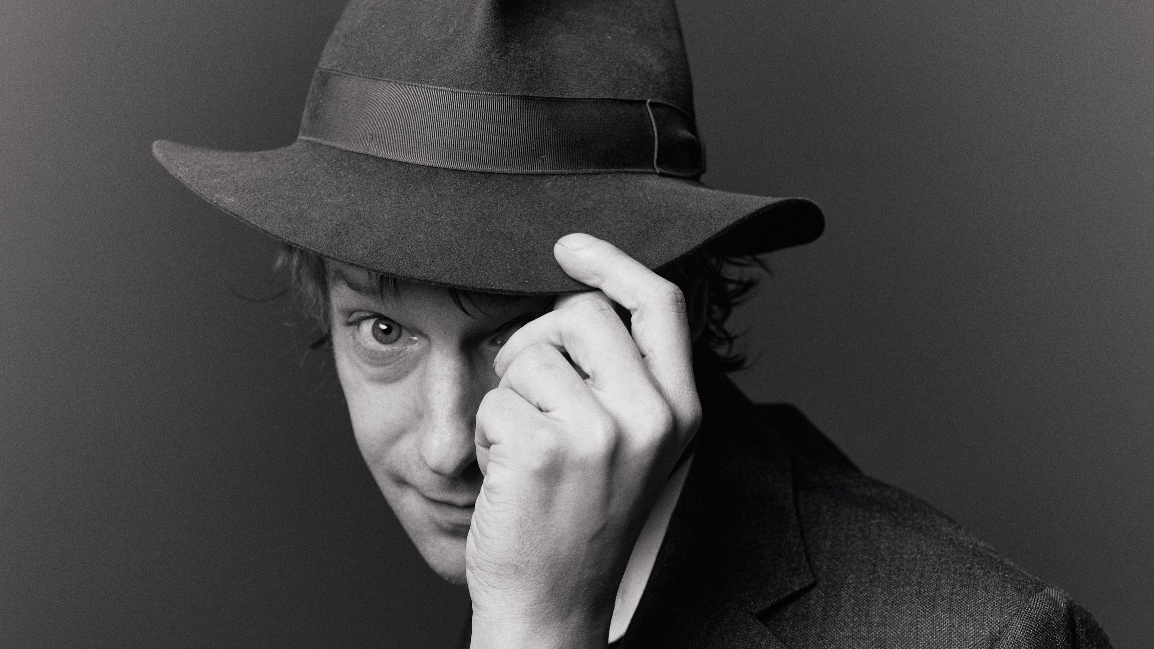 schwarz weiss Portrait des Künstlers mit Hut