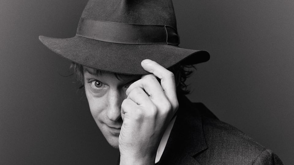 schwarz weiss Portrait des Künstlers mit Hut