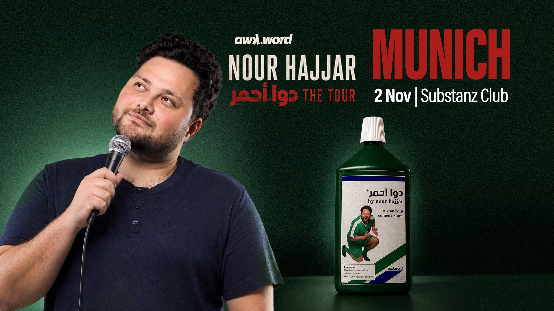 Werbemotiv für die Stand-up-Tour von Nour Hajjar: Person mit Mikrofon vor dunklem Hintergrund, daneben eine grüne Flasche mit Tourmotiv und Veranstaltungsdaten für München
