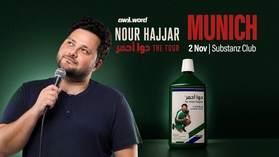 Werbemotiv für die Stand-up-Tour von Nour Hajjar: Person mit Mikrofon vor dunklem Hintergrund, daneben eine grüne Flasche mit Tourmotiv und Veranstaltungsdaten für München