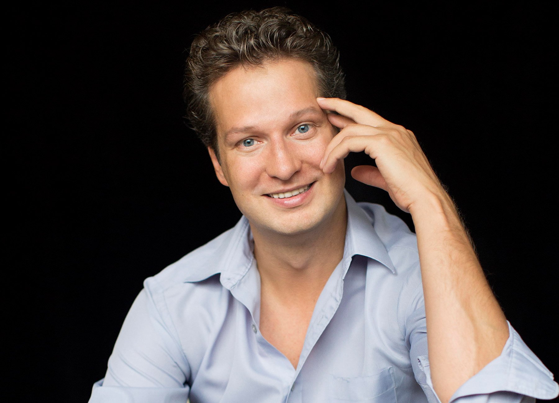 Foto des Künstlers Nikolay vor schwarzem Hintergrund für das Event ‚Live Music Now Benefizkonzert 2025