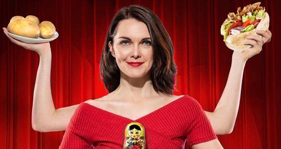 Liza Kos mit Döner und Kartoffeln in der Hand