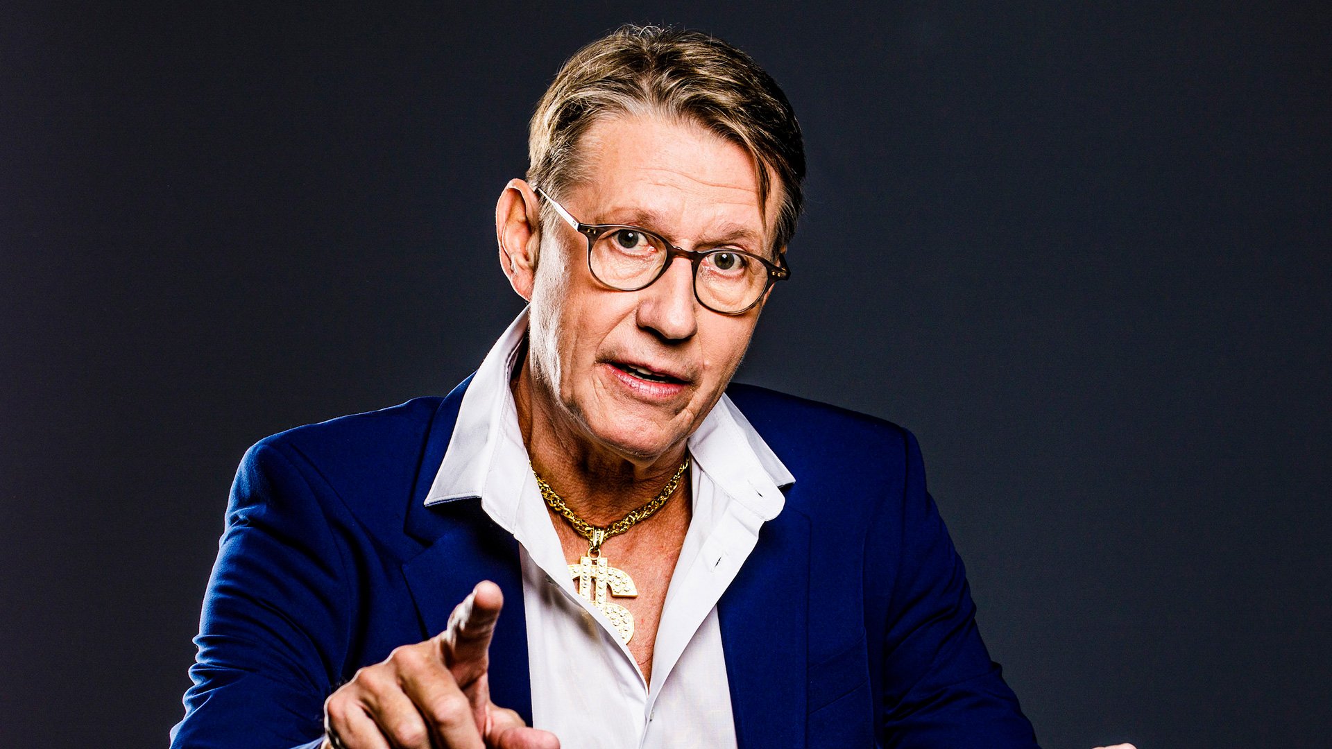 Foto für die Veranstaltung Andreas Rebers mit dem Künstler vor dunklem Hintergrund