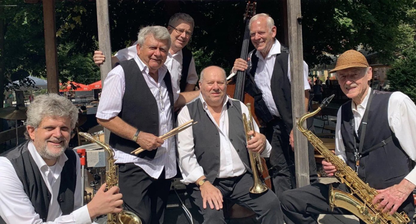 Foto der Gruppe mit 6 Männern und Instrumenten