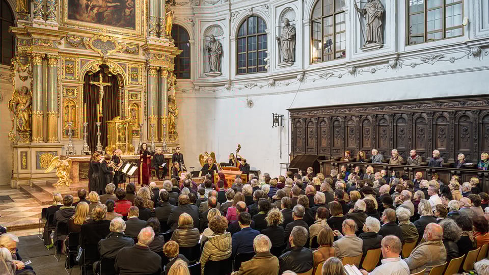 Eine Kirchensaal mit Besuchern