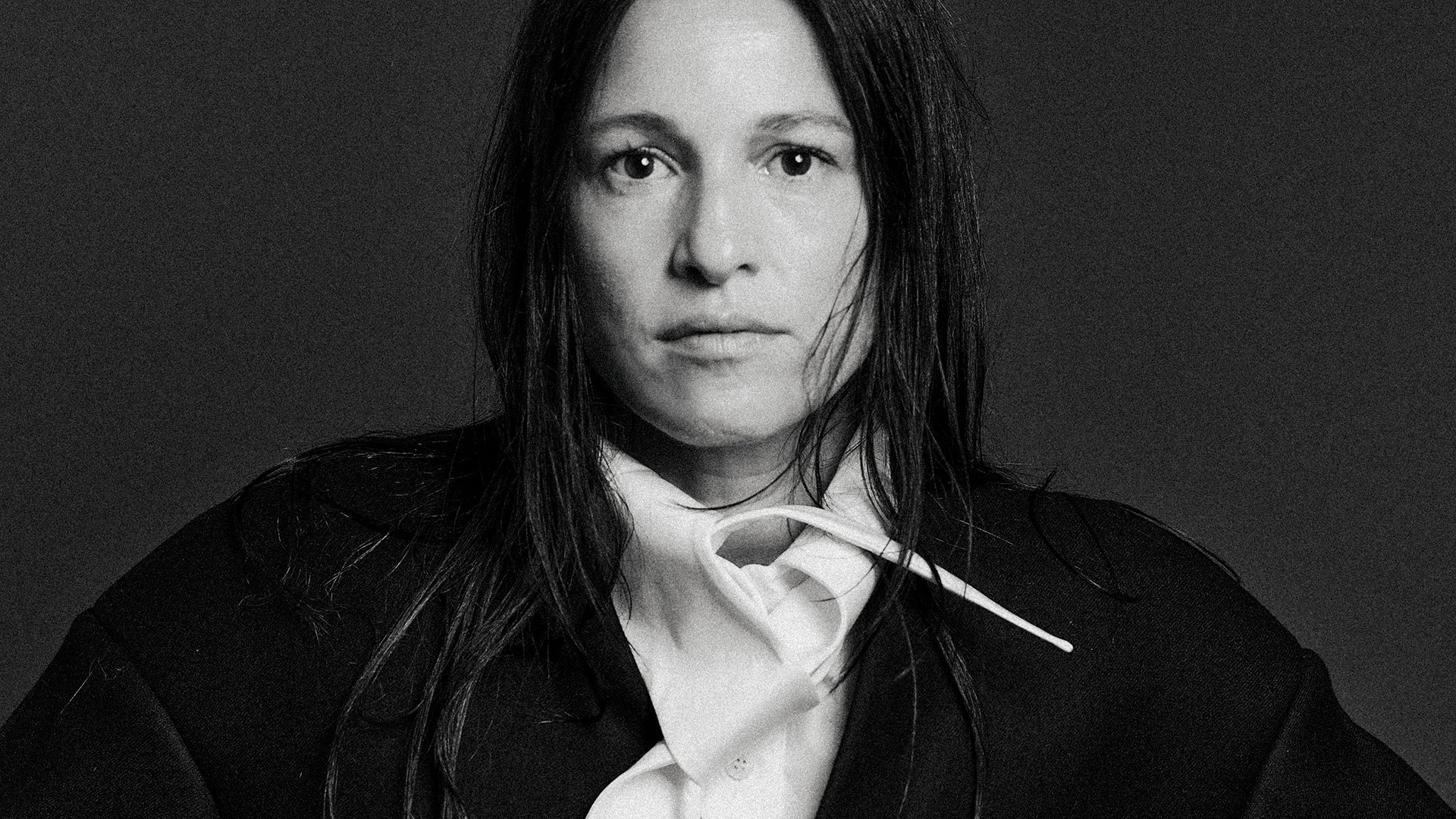 Schwarz-weiß-Foto für das Event Carminho & Band mit der Künstlerin.