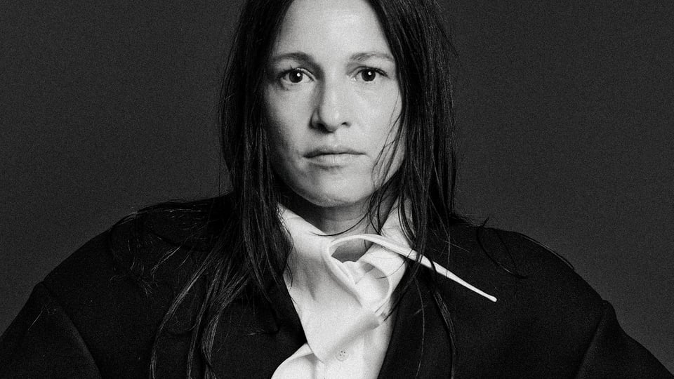 Schwarz-weiß-Foto für das Event Carminho & Band mit der Künstlerin.