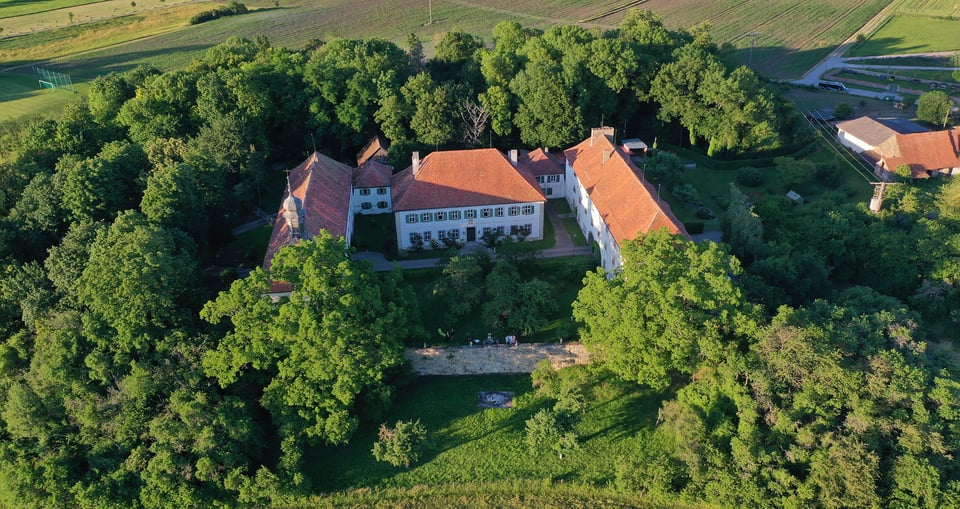 Foto von Schloss Seehaus aus der Vogelperspektive mit Garten