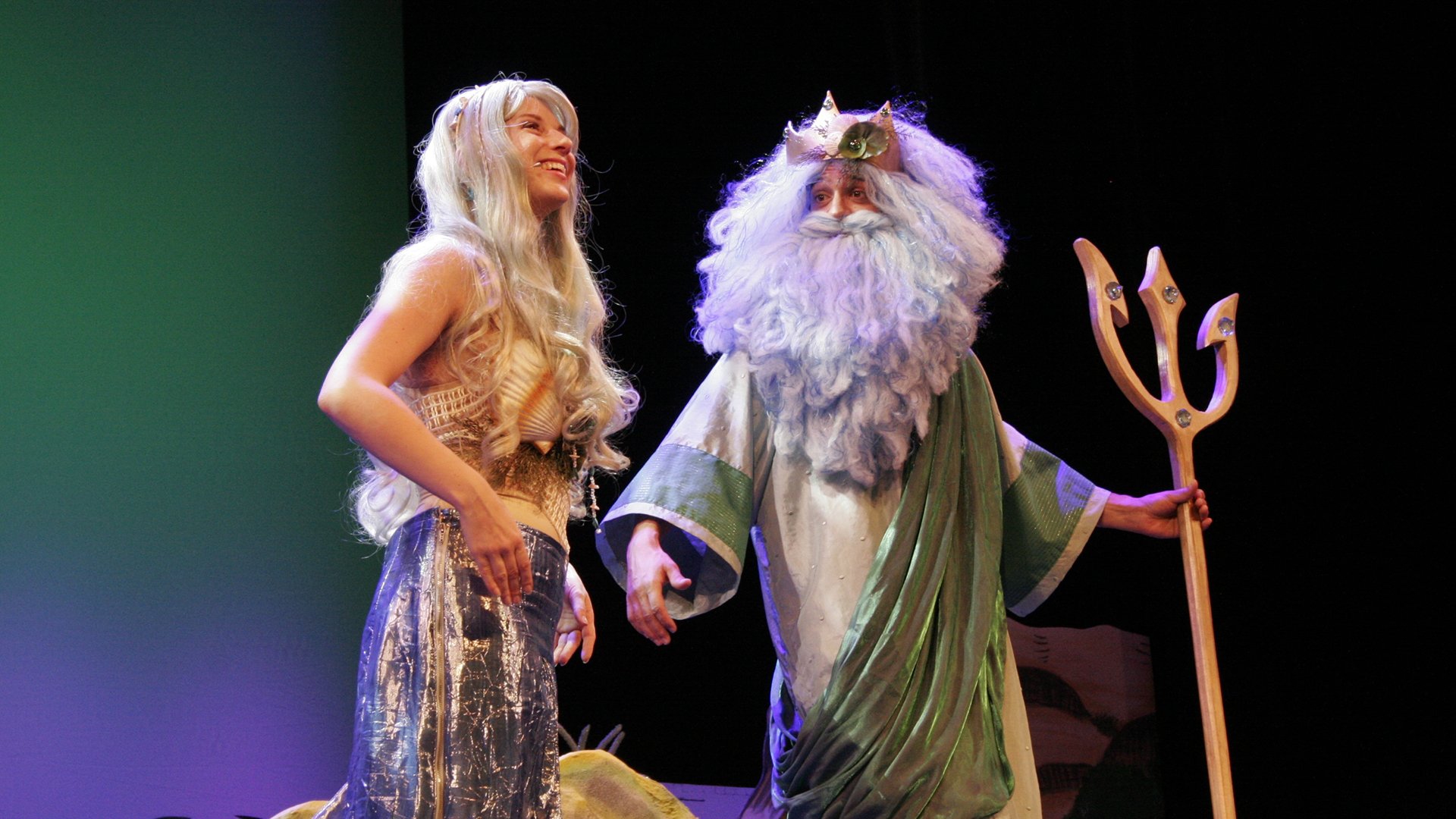 Zwei Darsteller azf der Bühne