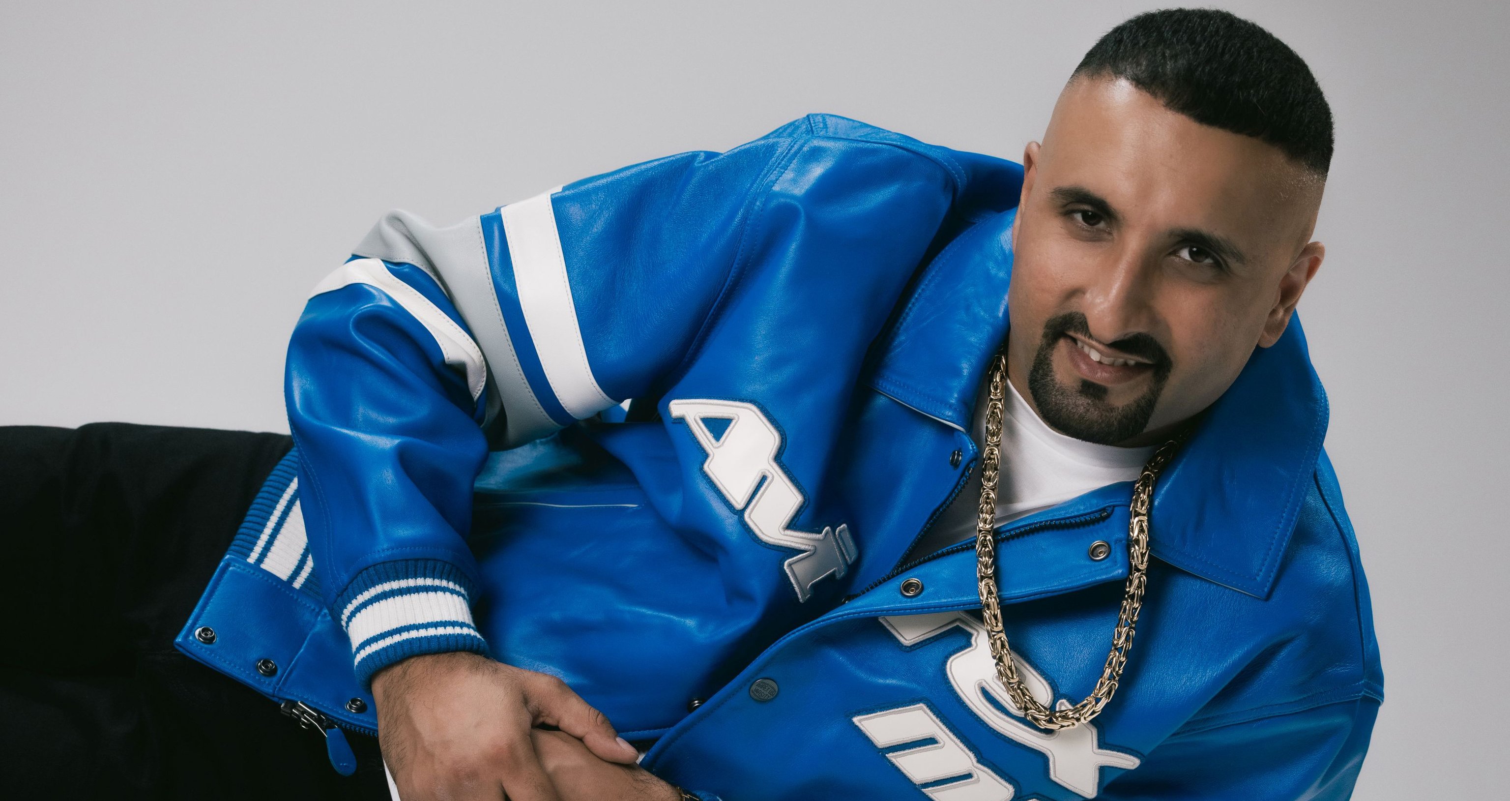Der Rapper SSIO vor weißem Hintergrund