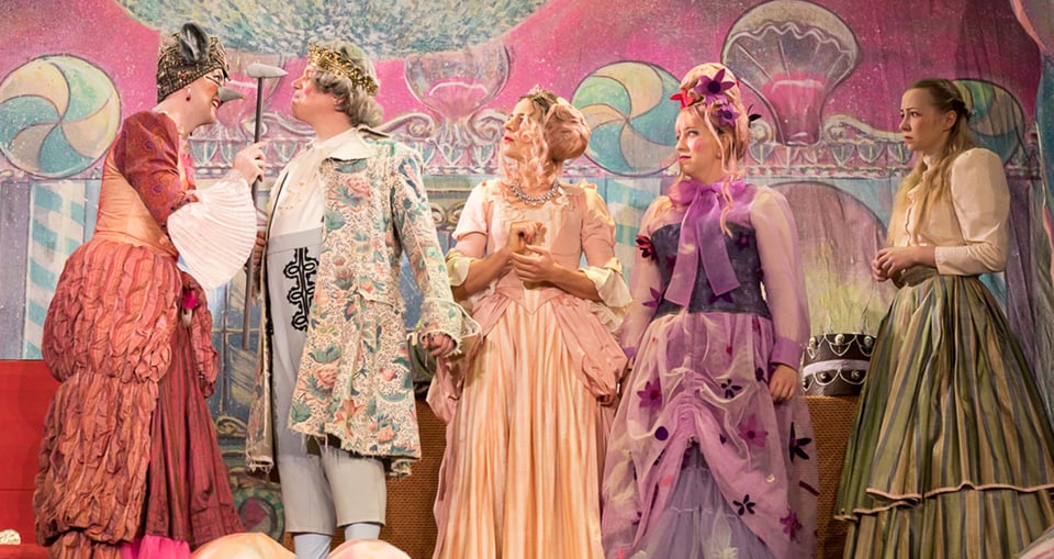 Foto eines Bildes des Theaters mit fünf Personen in Kostümen