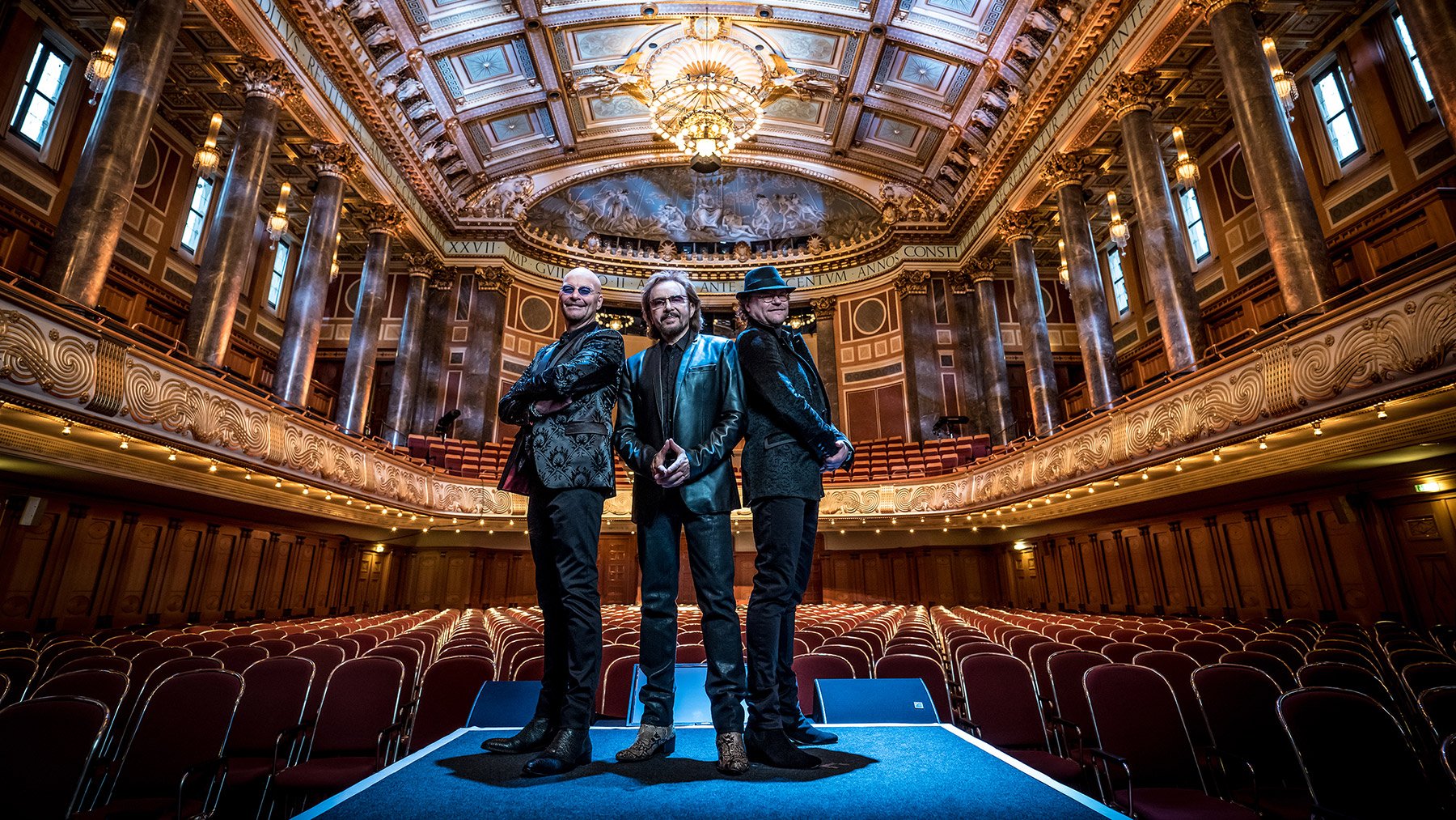 Zwei Künstler der Show „Nights on Broadway“ – Bee Gees Tribute im Circus Krone-Bau München