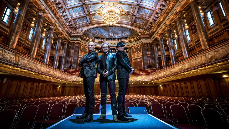 Zwei Künstler der Show „Nights on Broadway“ – Bee Gees Tribute im Circus Krone-Bau München