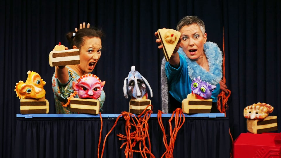 Ein Bild für die Veranstaltung ‚Knallwut – ein Hoch auf die Gefühle‘ mit zwei verkleideten Personen in einem Kindertheater