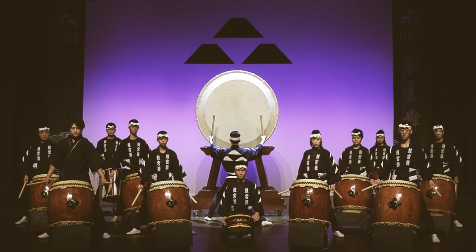 ein Foto der Gruppe auf der Bühne mit Instrumenten