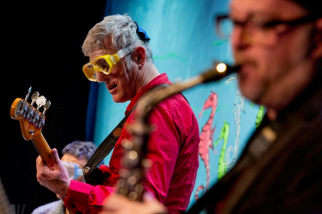 Zwei Musiker mit Instrumenten auf der Bühne