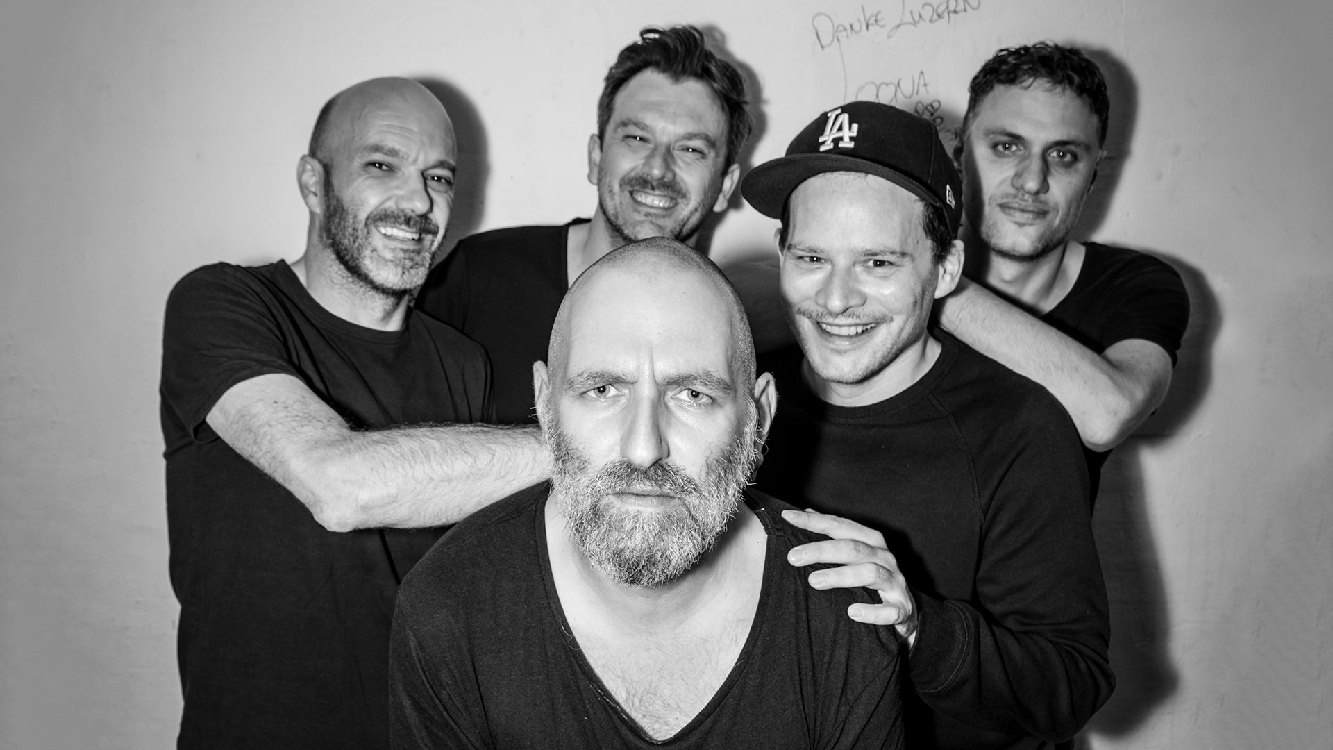 Schwarz weiss Foto der fünköpfigen Band