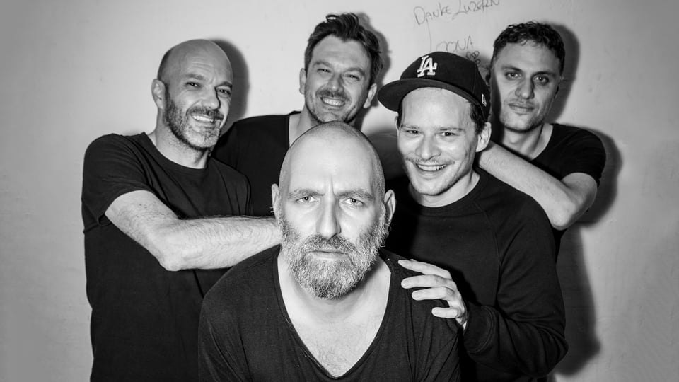 Schwarz weiss Foto der fünköpfigen Band