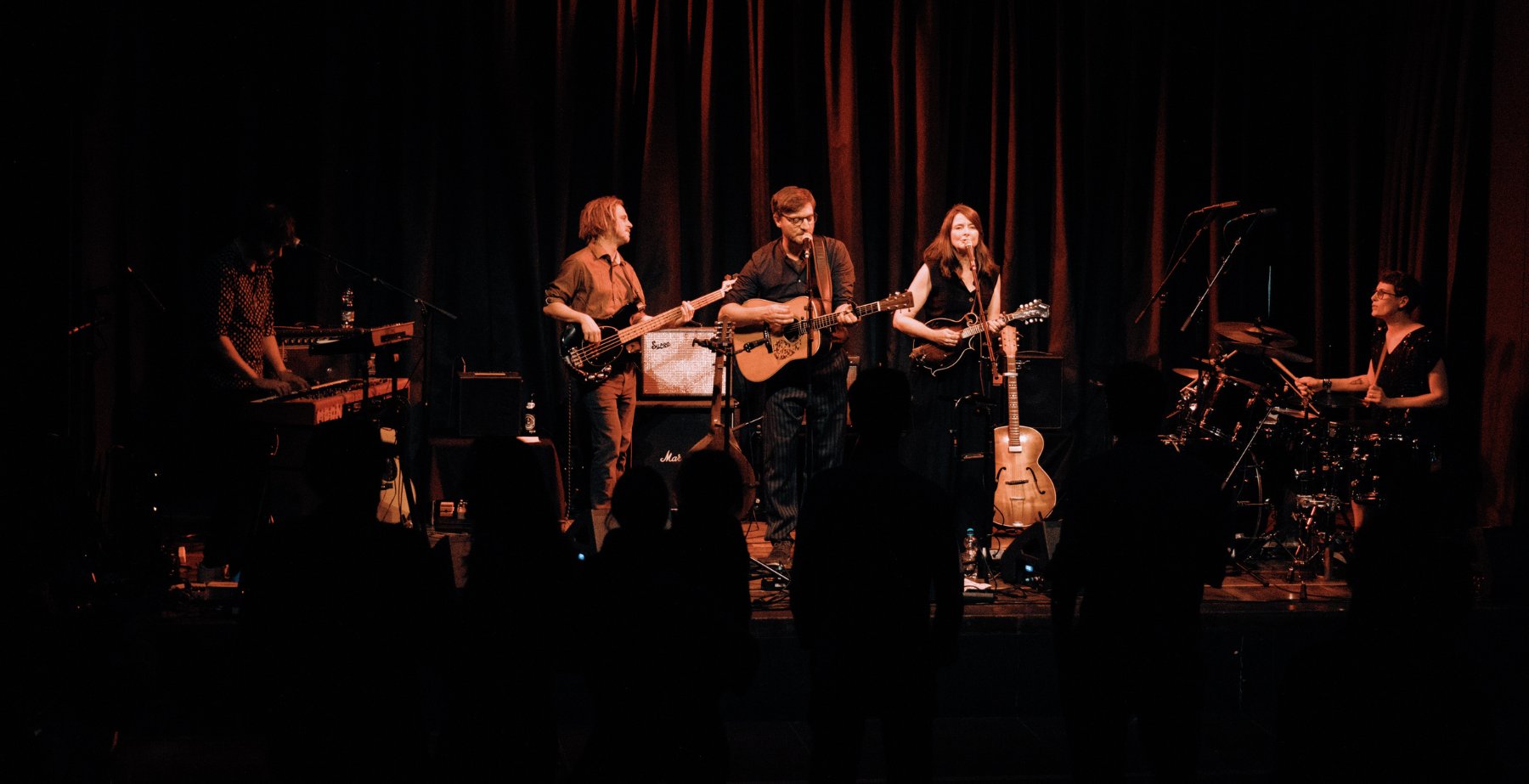 Ein Foto der Band auf einer Bühne