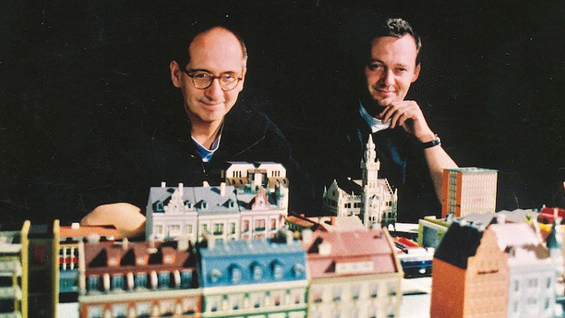 Dominik Graf (links) und Michael Althen (rechts) bei den Dreharbeiten zu dem Film vor einem Stadtmodell