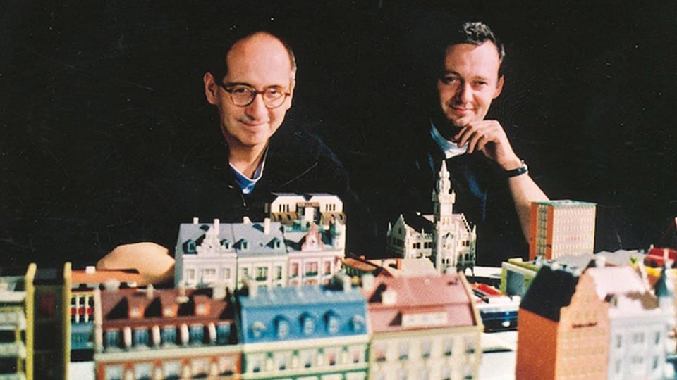 Dominik Graf (links) und Michael Althen (rechts) bei den Dreharbeiten zu dem Film vor einem Stadtmodell