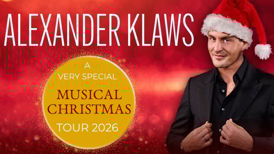 Werbebanner mit rotem Hintergrund, Alexander Klaws im schwarzen Sakko und Weihnachtsmütze und Aufschrift mit Konzertankündigung
